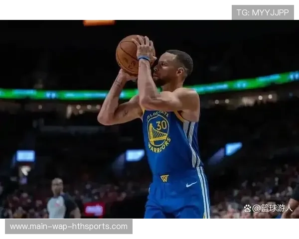 库里无球跑动威力放大,对手防线承压 库里无球跑动威力放大,对手防线承压